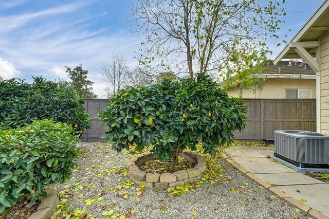2726 Heritage Park Ln, Sacramento, CA 95835