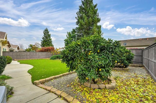 2726 Heritage Park Ln, Sacramento, CA 95835