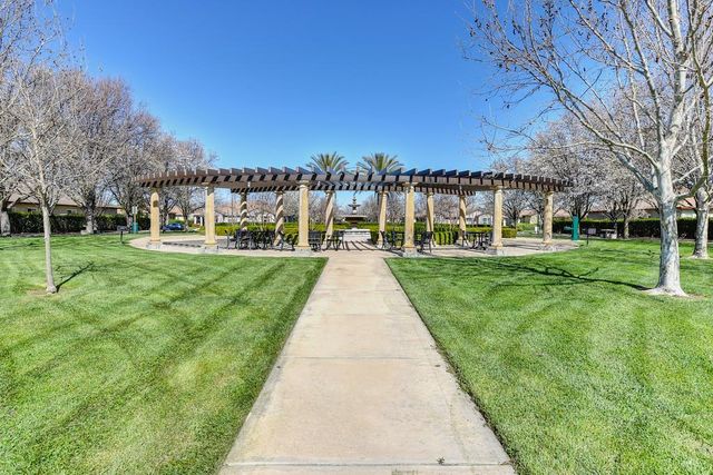 2726 Heritage Park Ln, Sacramento, CA 95835