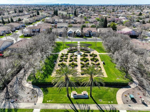 2726 Heritage Park Ln, Sacramento, CA 95835