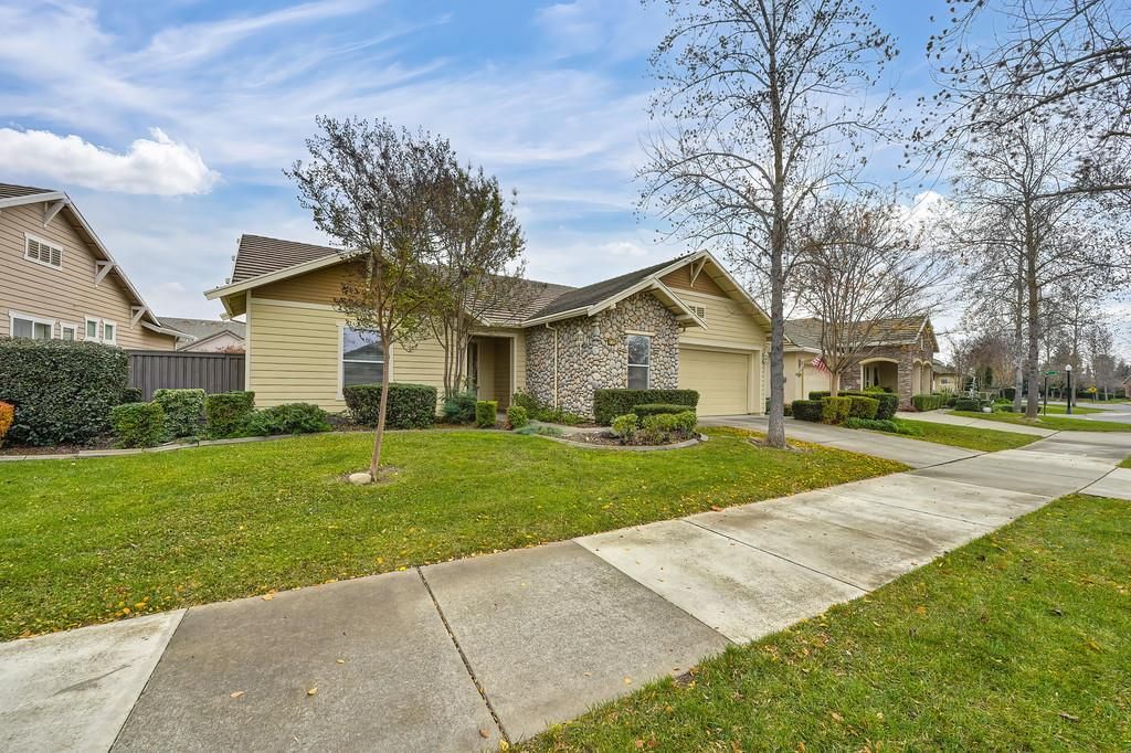 2726 Heritage Park Ln, Sacramento, CA 95835