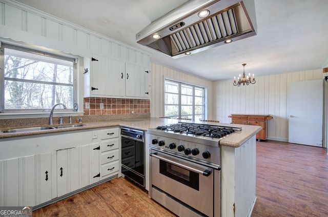 16 Summit Drive SE, Lindale, GA 30147