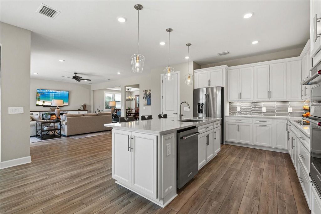 Image 14 of property listing at 5925 BLUESTAR COURT, Lakewood Ranch, FL 34211