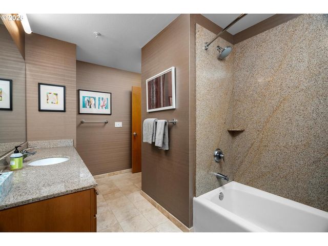 2335 Nw RALEIGH St 305, Portland, OR 97210