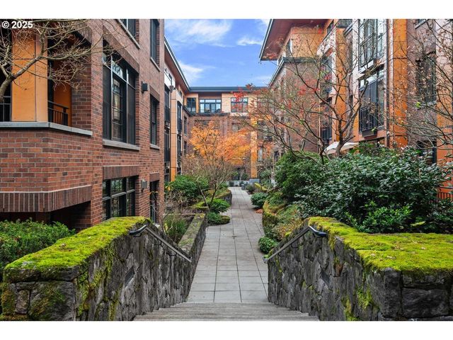 2335 Nw RALEIGH St 305, Portland, OR 97210