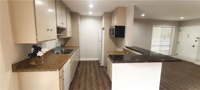 5320 Zelzah Avenue 201, Encino, CA 91316