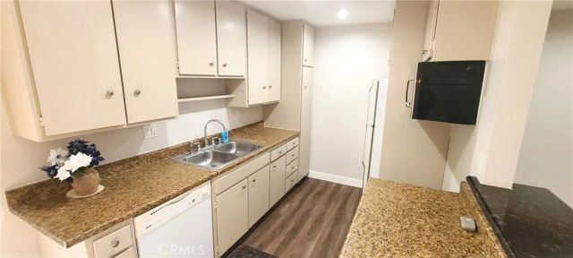 5320 Zelzah Avenue 201, Encino, CA 91316