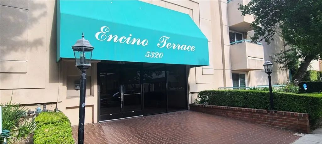 5320 Zelzah Avenue 201, Encino, CA 91316