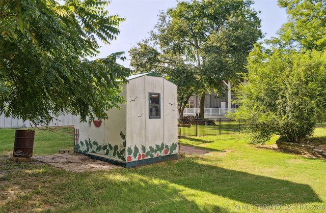 33 E Center Street, Salina, OK 74365