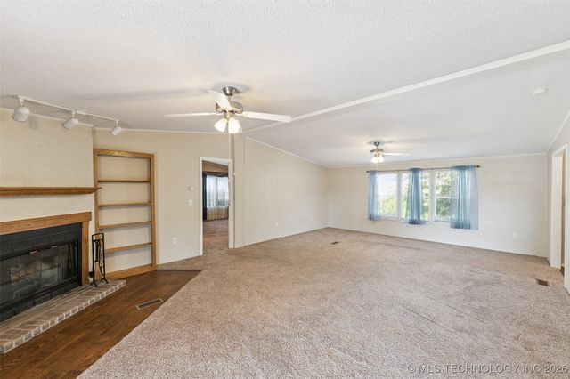 33 E Center Street, Salina, OK 74365