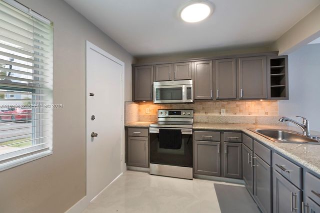 1351 NE 191 St E 106, Miami, FL 33179