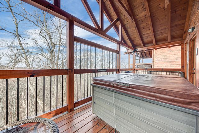 1253 Bear Cub Way, Gatlinburg, TN 37738