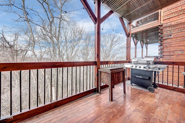 1253 Bear Cub Way, Gatlinburg, TN 37738