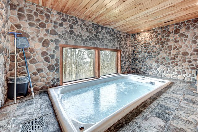1253 Bear Cub Way, Gatlinburg, TN 37738
