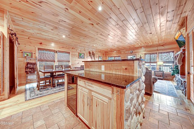 1253 Bear Cub Way, Gatlinburg, TN 37738