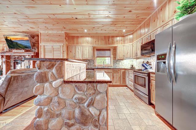 1253 Bear Cub Way, Gatlinburg, TN 37738