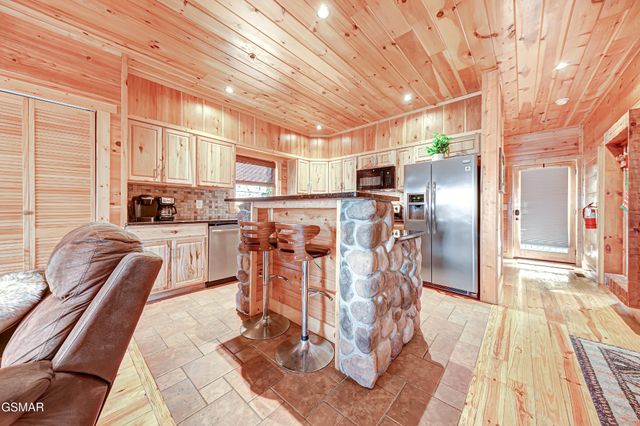 1253 Bear Cub Way, Gatlinburg, TN 37738