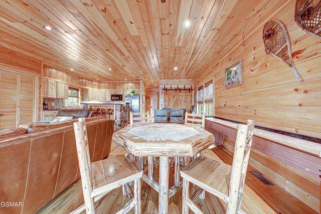 1253 Bear Cub Way, Gatlinburg, TN 37738