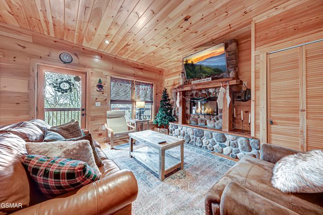1253 Bear Cub Way, Gatlinburg, TN 37738