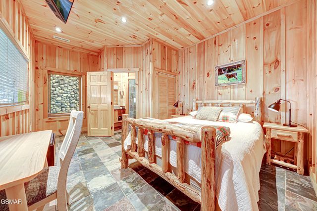 1253 Bear Cub Way, Gatlinburg, TN 37738