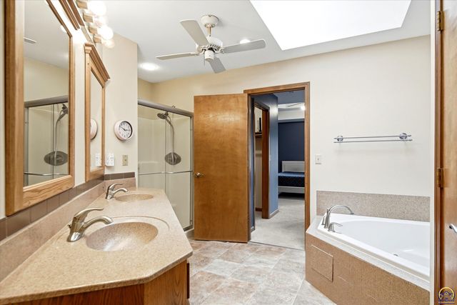 6024 SW 40th Ter, Topeka, KS 66610