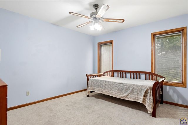 6024 SW 40th Ter, Topeka, KS 66610