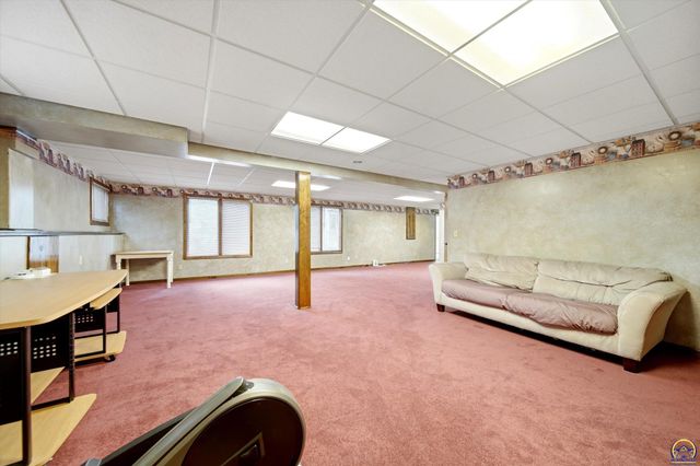 6024 SW 40th Ter, Topeka, KS 66610