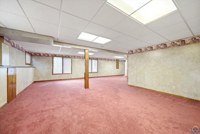 6024 SW 40th Ter, Topeka, KS 66610