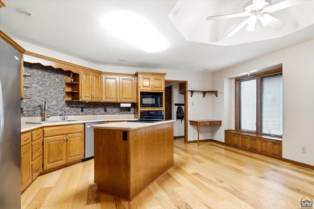 6024 SW 40th Ter, Topeka, KS 66610