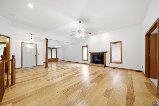 6024 SW 40th Ter, Topeka, KS 66610