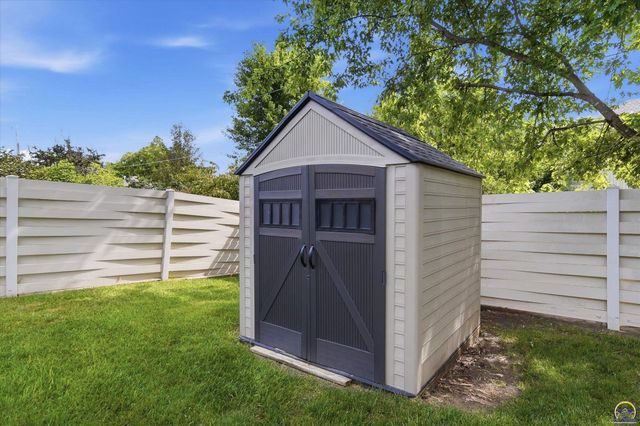 6024 SW 40th Ter, Topeka, KS 66610