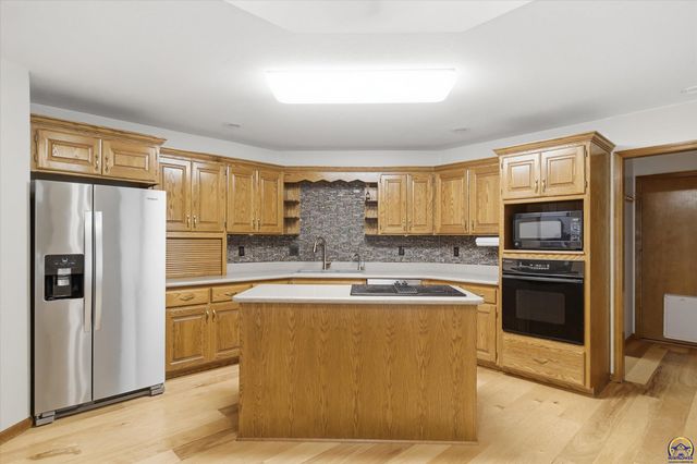 6024 SW 40th Ter, Topeka, KS 66610