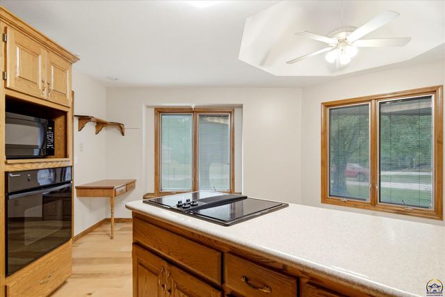 6024 SW 40th Ter, Topeka, KS 66610