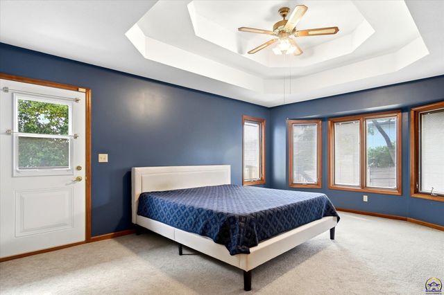 6024 SW 40th Ter, Topeka, KS 66610