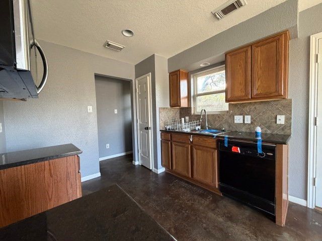 207 S Creek Street, Fredericksburg, TX 78624