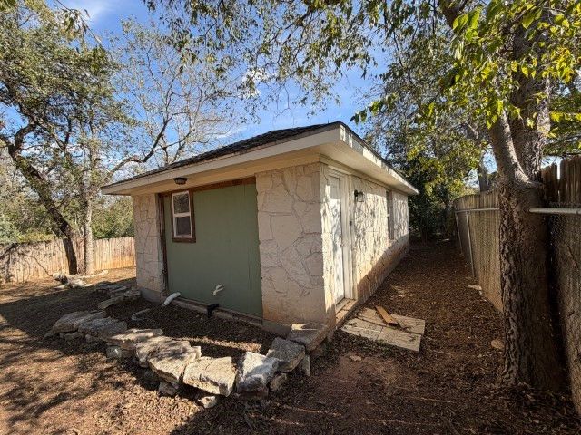 207 S Creek Street, Fredericksburg, TX 78624