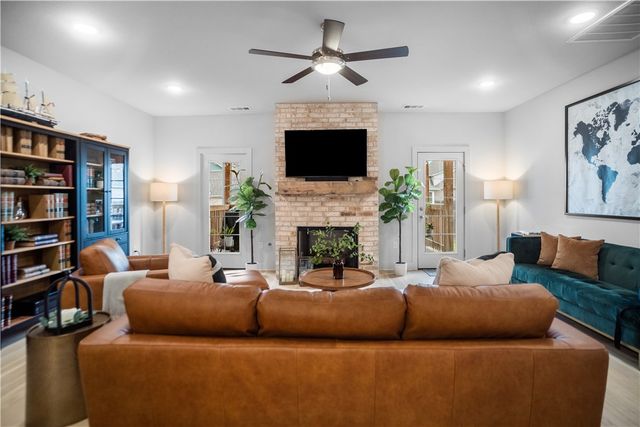 139 N Hawkstone Drive, Fayetteville, AR 72704
