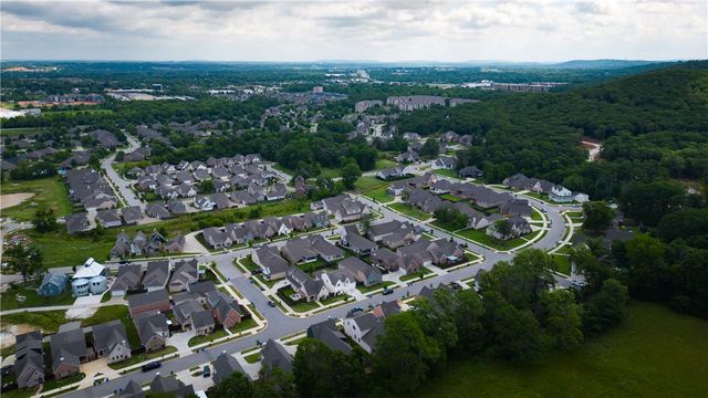 139 N Hawkstone Drive, Fayetteville, AR 72704