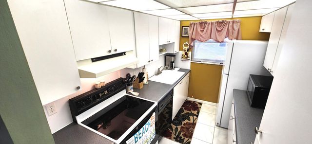 1042 N Dr Drive D, Delray Beach, FL 33445