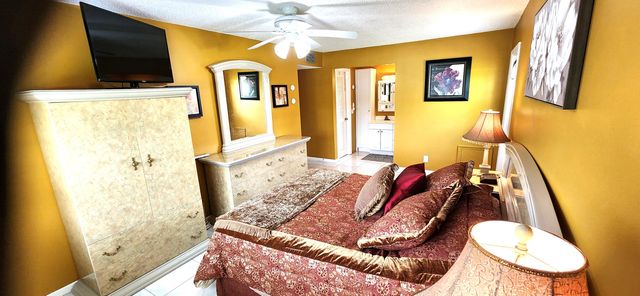 1042 N Dr Drive D, Delray Beach, FL 33445