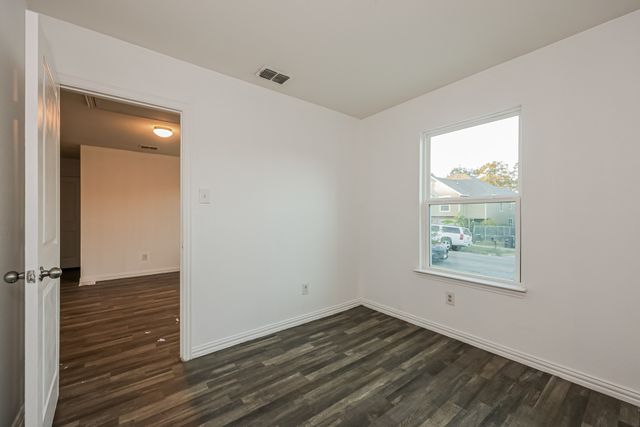 1216 E Powell Avenue, Fort Worth, TX 76104