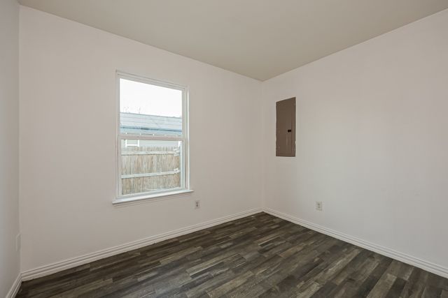 1216 E Powell Avenue, Fort Worth, TX 76104