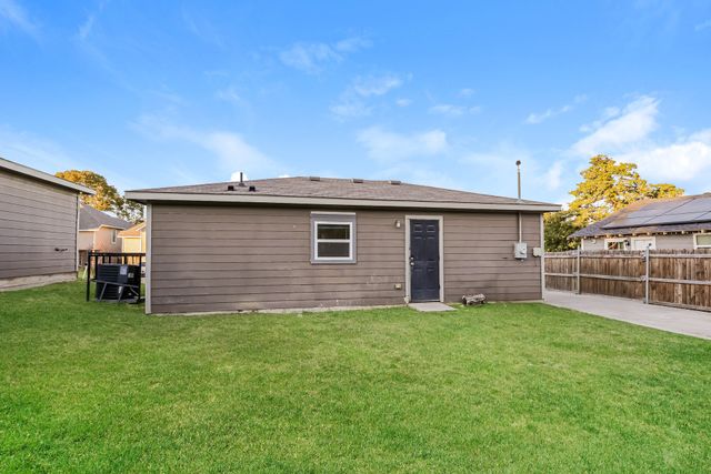 1216 E Powell Avenue, Fort Worth, TX 76104