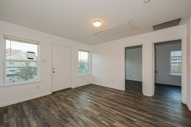 1216 E Powell Avenue, Fort Worth, TX 76104