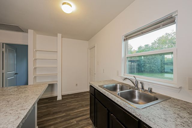 1216 E Powell Avenue, Fort Worth, TX 76104