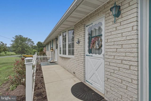 5893 AMBAU RD, Spring Grove, PA 17362