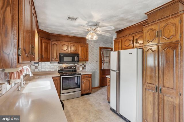 5893 AMBAU RD, Spring Grove, PA 17362