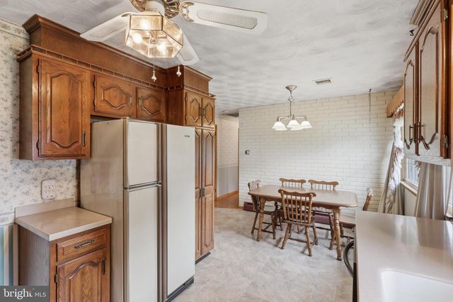 5893 AMBAU RD, Spring Grove, PA 17362