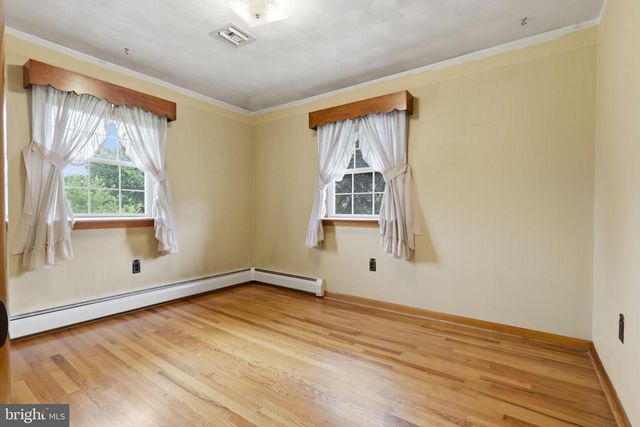 5893 AMBAU RD, Spring Grove, PA 17362
