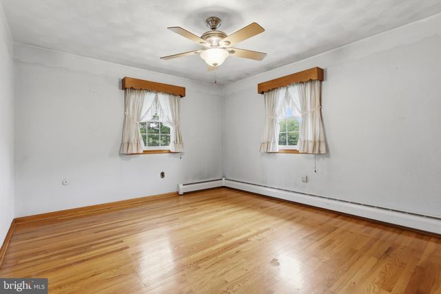 5893 AMBAU RD, Spring Grove, PA 17362